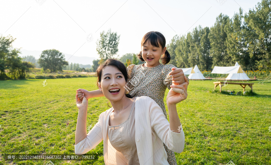 妈妈和女儿在草地上做游戏