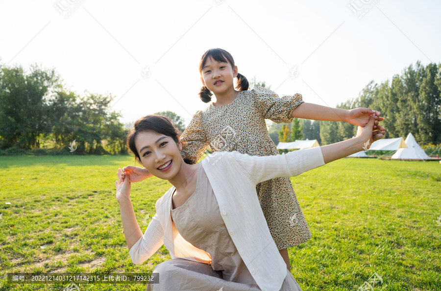 妈妈和女儿在草地上做游戏
