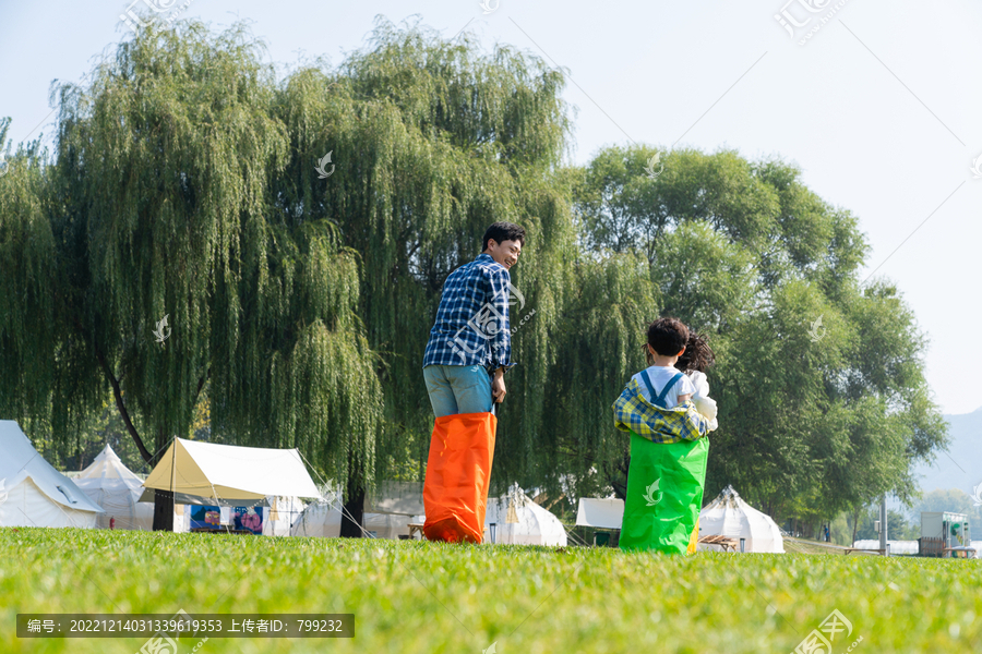 爸爸和孩子在草地上做游戏