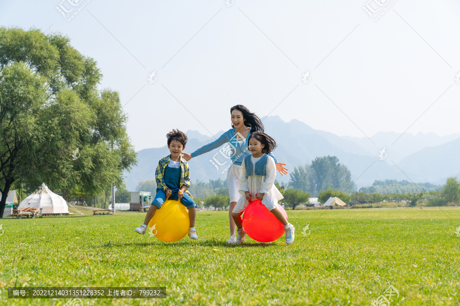 妈妈和孩子在草地上做游戏