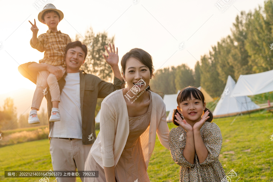 一家人在露营地玩耍