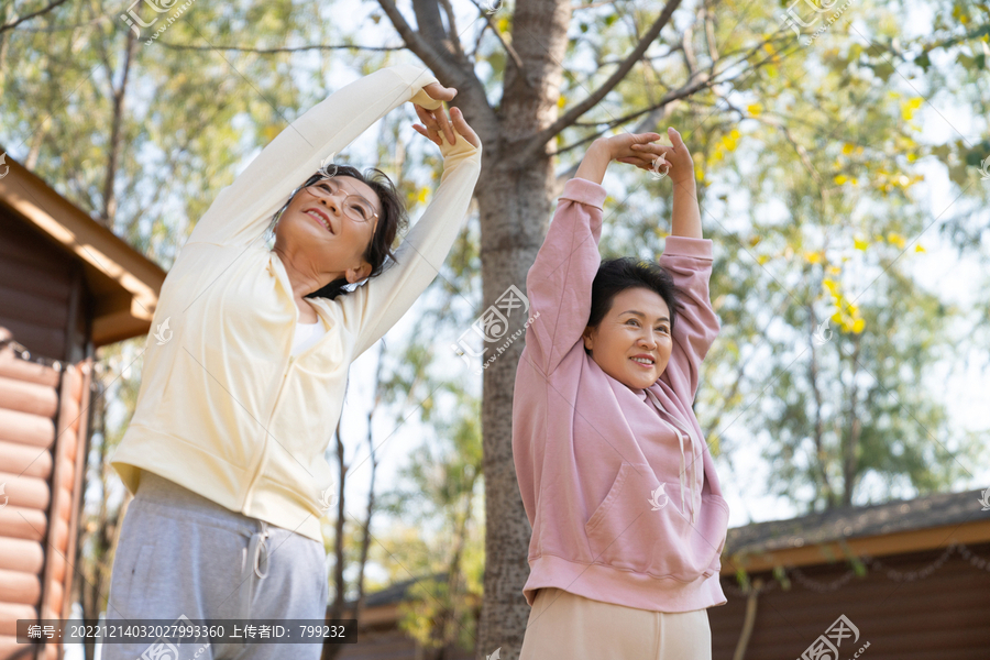 两个老年闺蜜运动健身