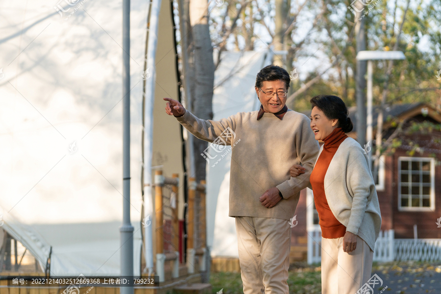 中老年夫妻散步