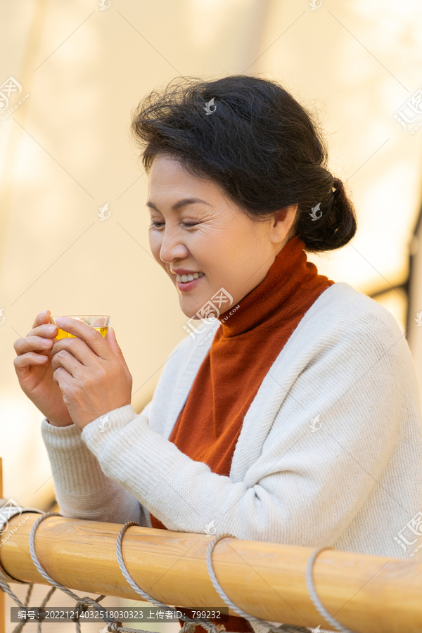 一个中老年女人喝茶