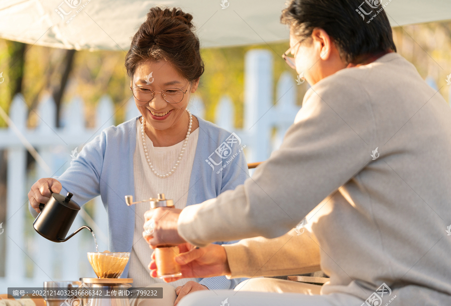 中老年人露营地冲咖啡聊天