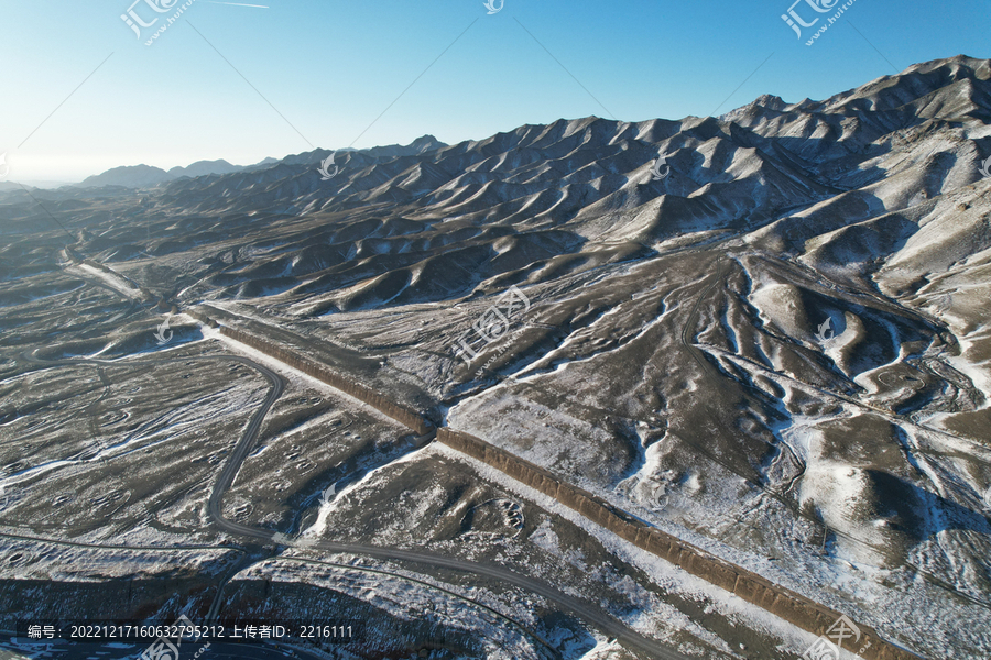 大雪后的贺兰山三关口明长城