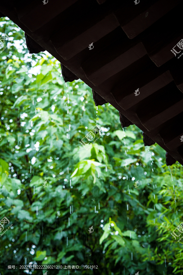 雨中建筑屋檐