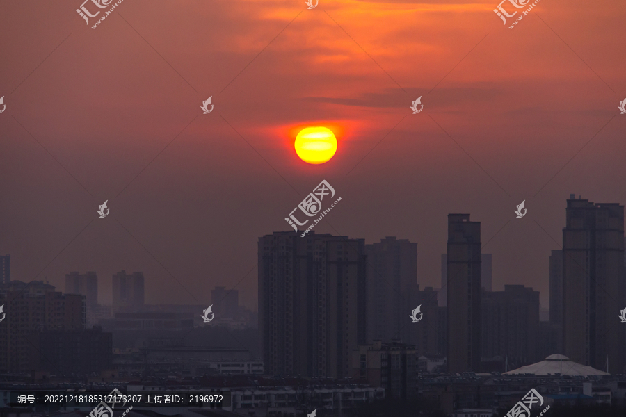 太阳从城市升起景观图片