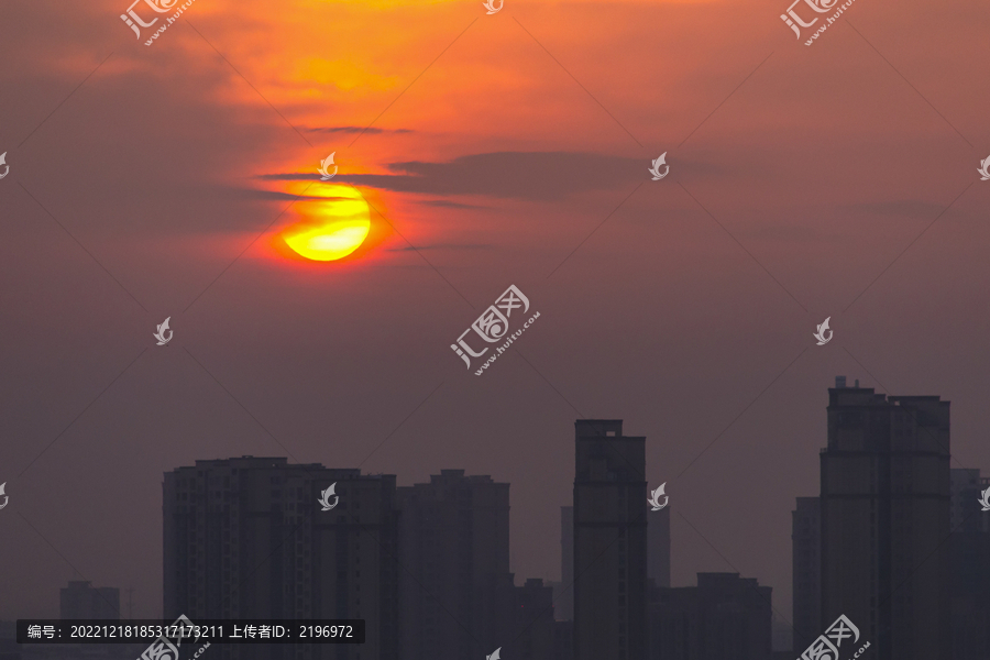 太阳从城市升起景观图片