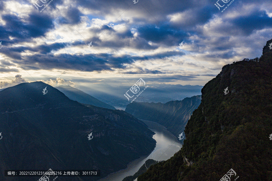 云层高山河流