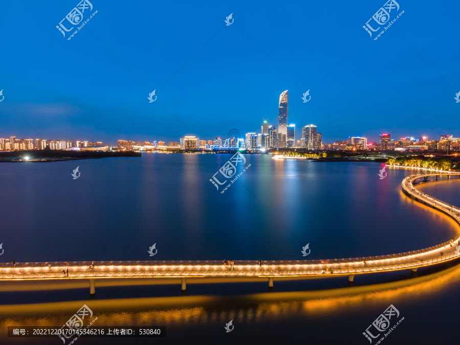 航拍苏州环金鸡湖步道夜景