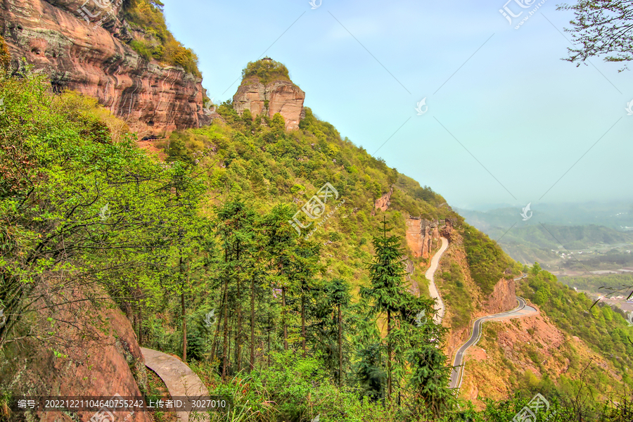 齐云山最高峰与赏月亭