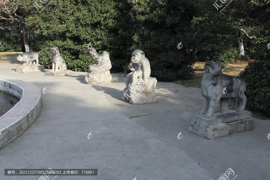 公园里的十二生肖石雕