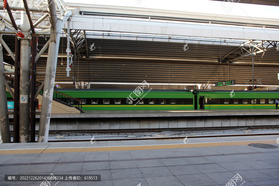 北京站站台和绿皮火车
