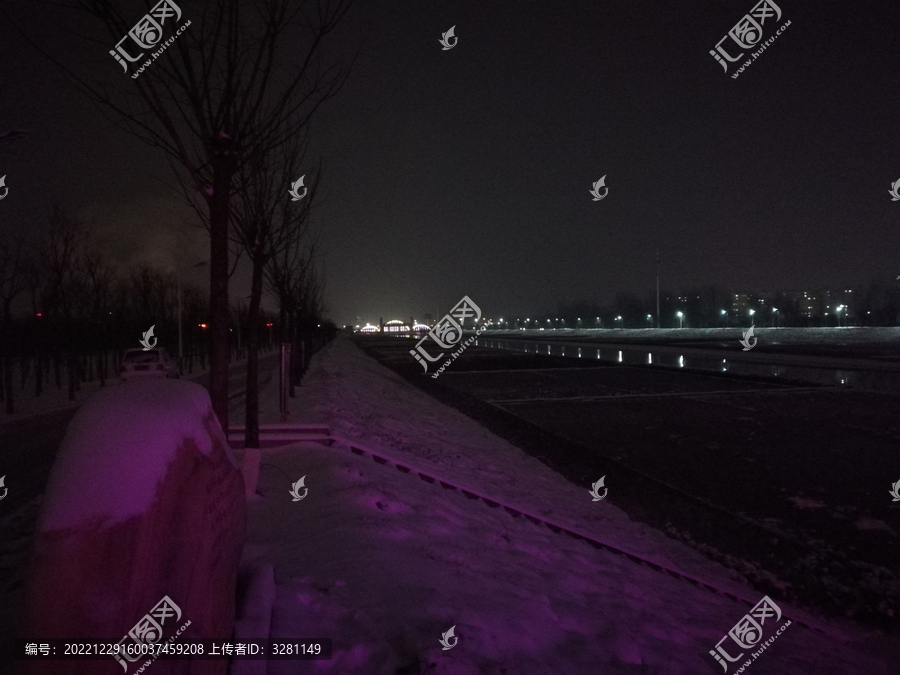 夜色中覆雪的河岸
