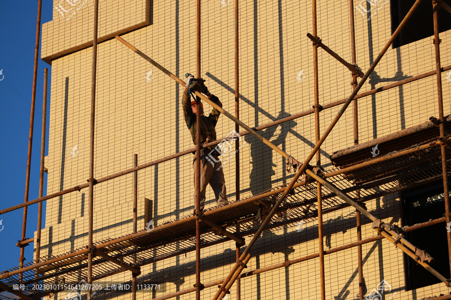 正在劳作的建筑工人