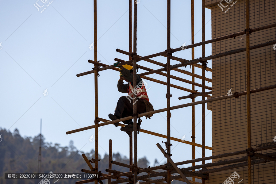 正在劳作的建筑工人