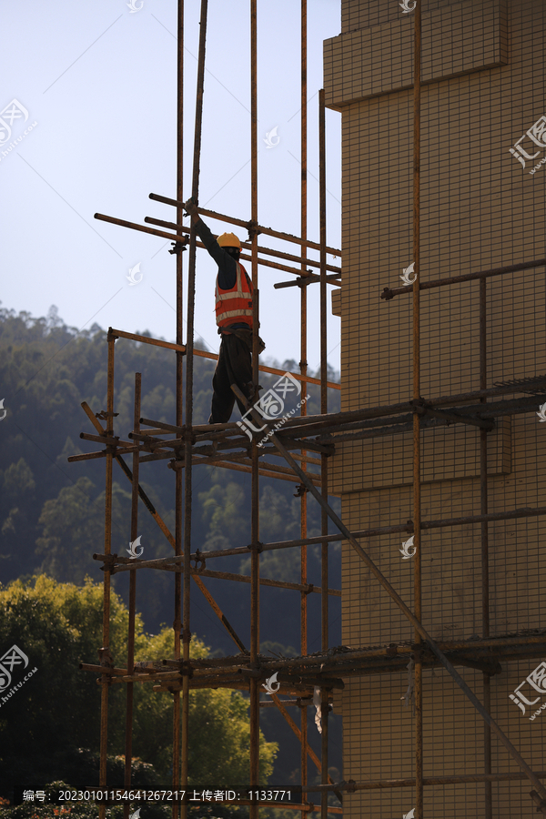 正在劳作的建筑工人