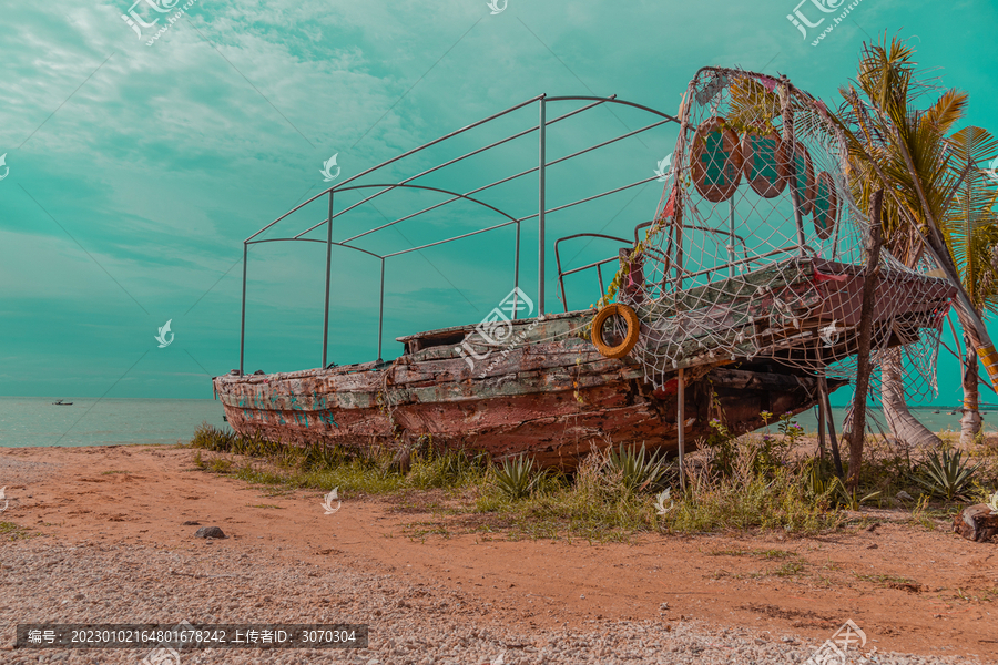 海边旧渔船