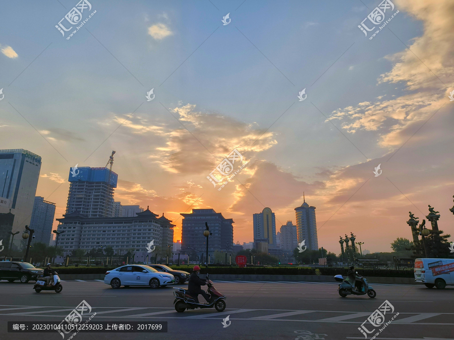 日落下的城市天空