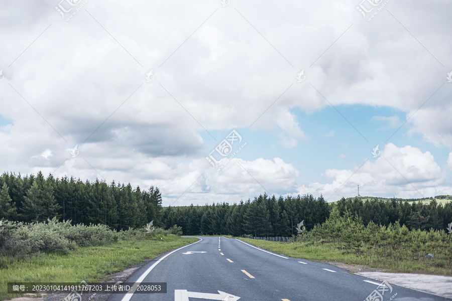 风雨过后的省道公路