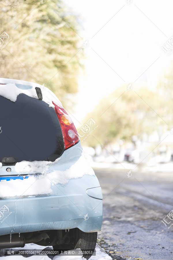 冬季覆盖白雪的小汽车