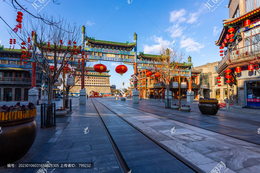 挂红灯笼的北京前门大街牌坊正阳门箭楼