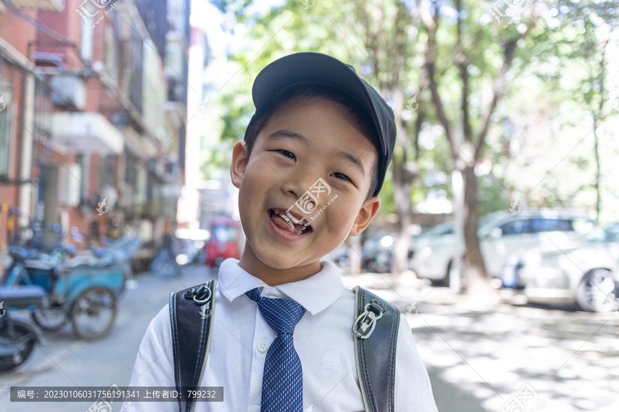 一个背书包穿校服的快乐小学生