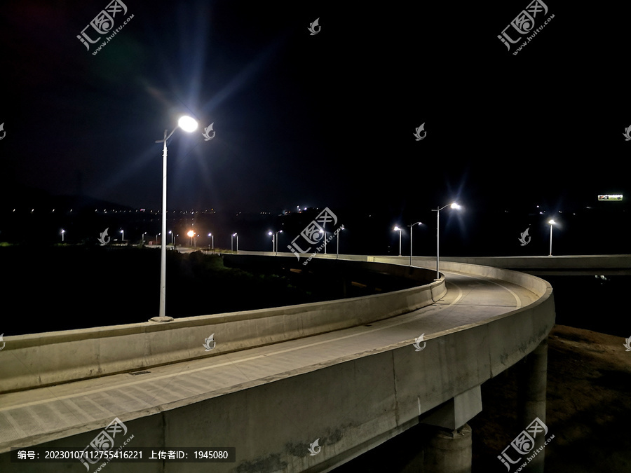 夜晚的高架桥
