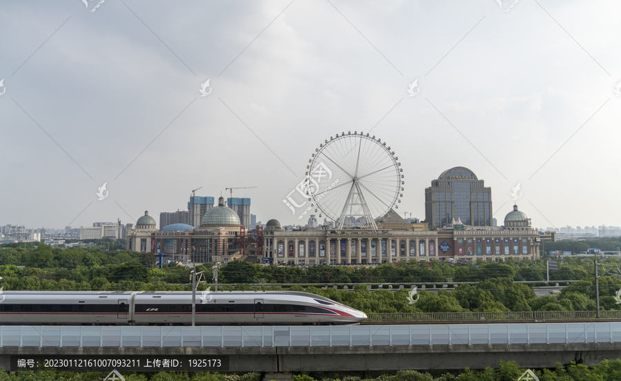 江南环球港与列车