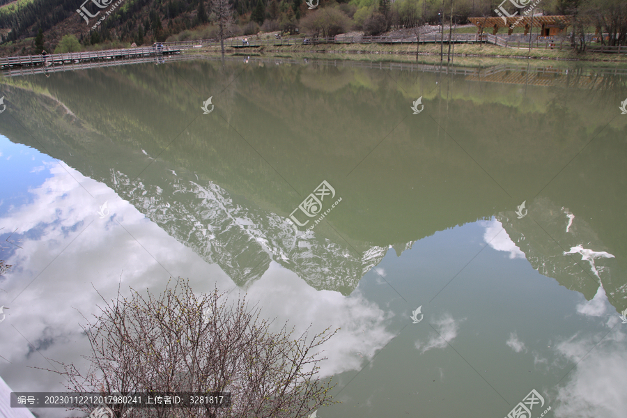 中国川西高原雪山下的湖面倒影