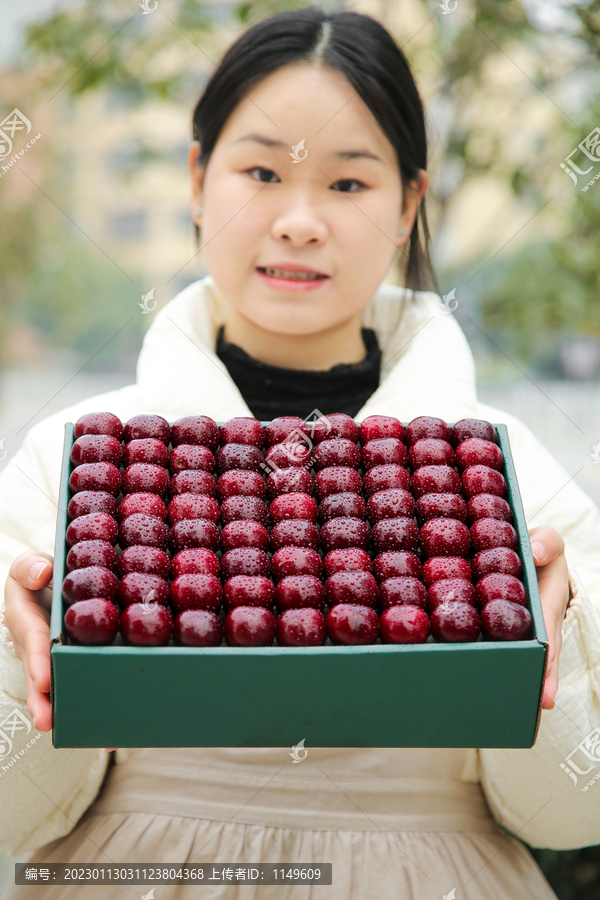 手里拿着智利车厘子