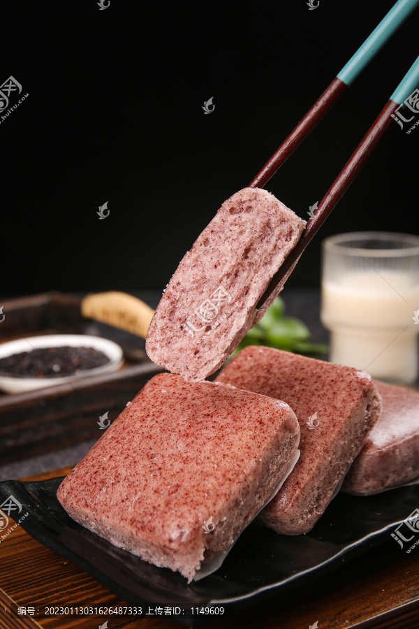深底上的黑米發(fā)糕