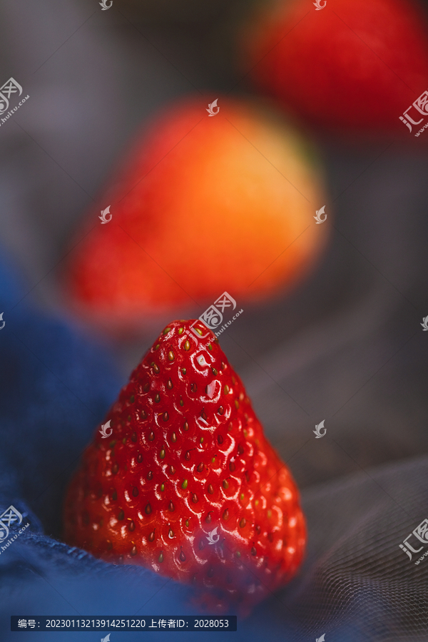 一颗草莓特写暗调风格图片