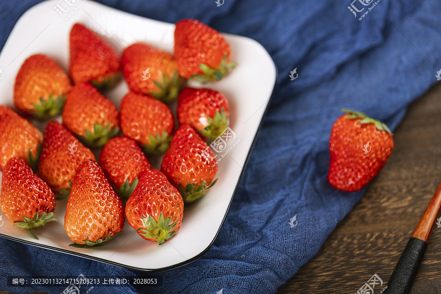 一盘草莓与一颗草莓