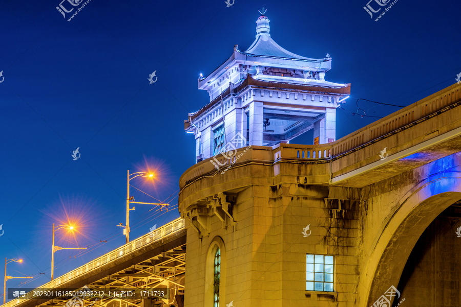 中国湖北武汉长江大桥夜景风光