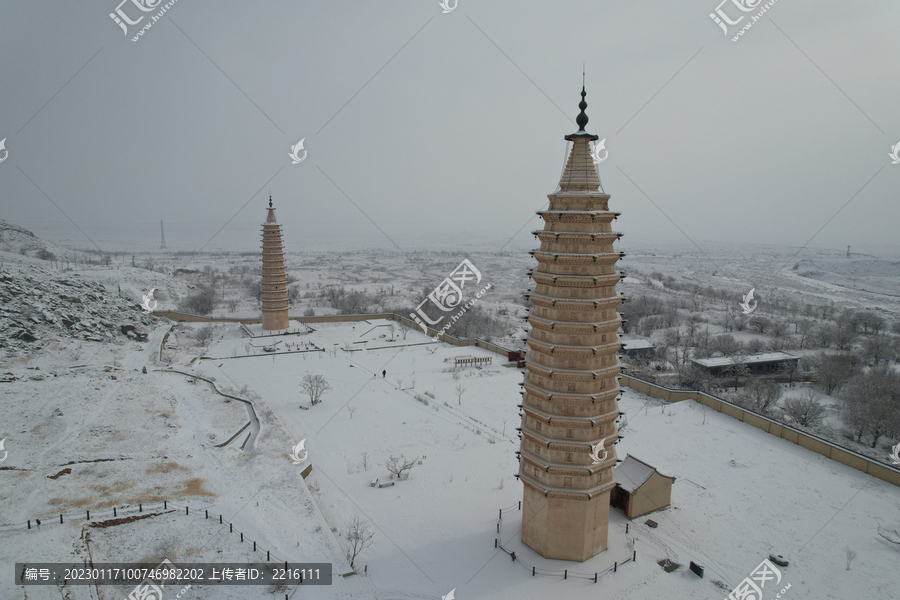 贺兰山大雪覆盖西夏拜寺口双塔
