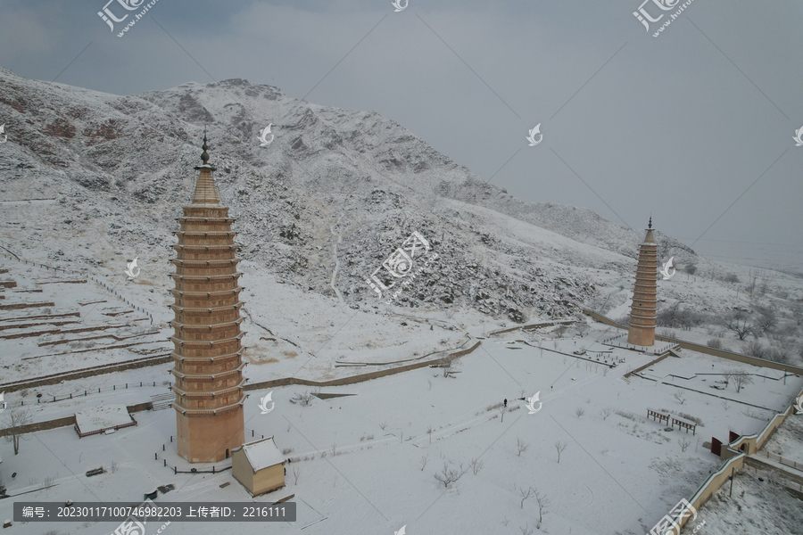 賀蘭山大雪覆蓋西夏拜寺口雙塔