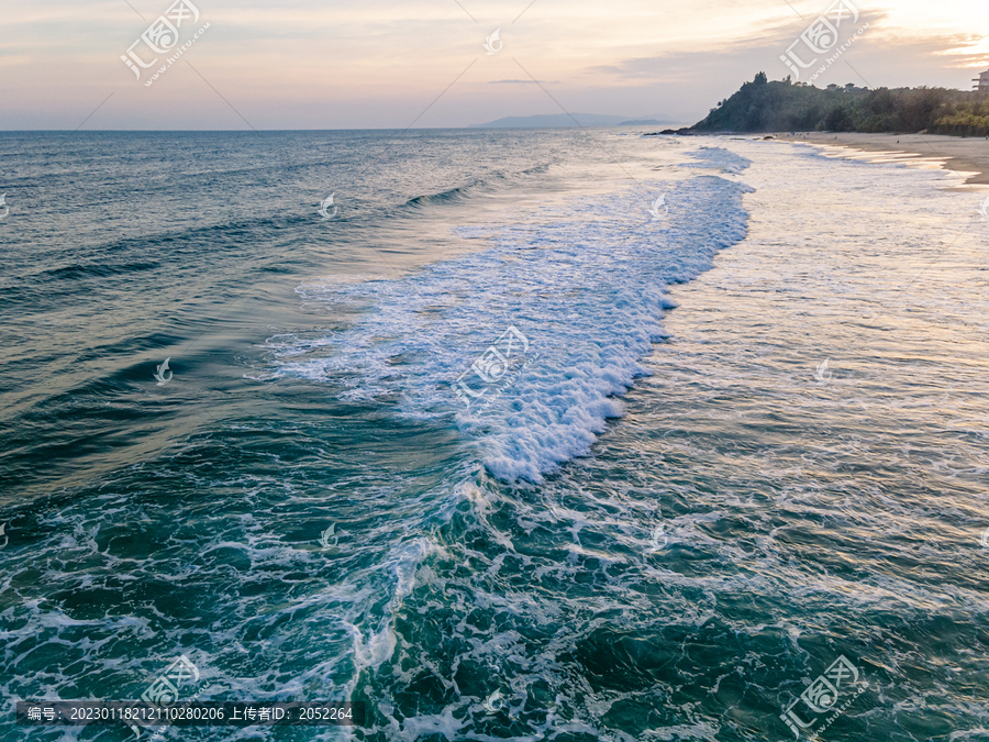 海浪沙滩海岸线