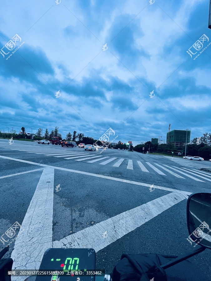 清晨的马路和天空