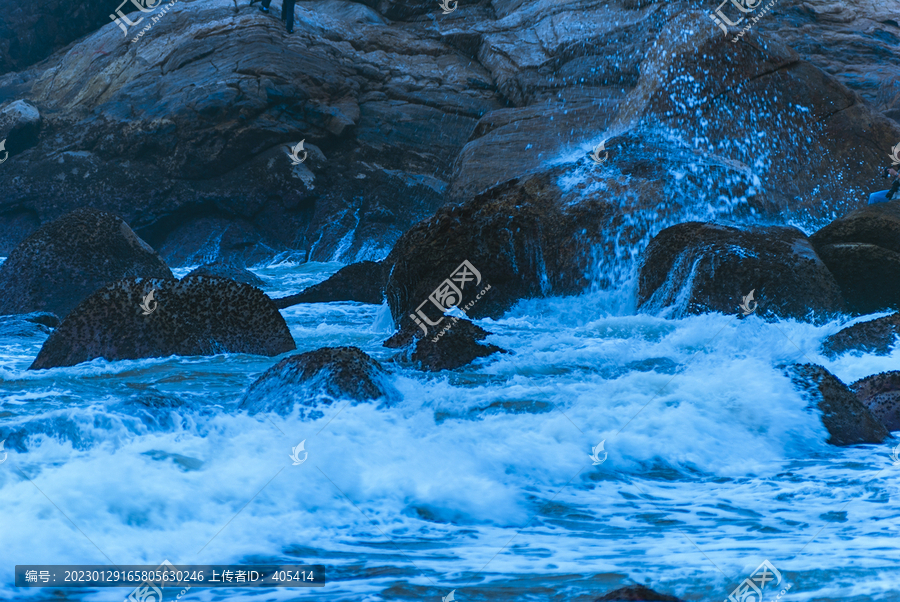 蔚蓝色海浪拍岸