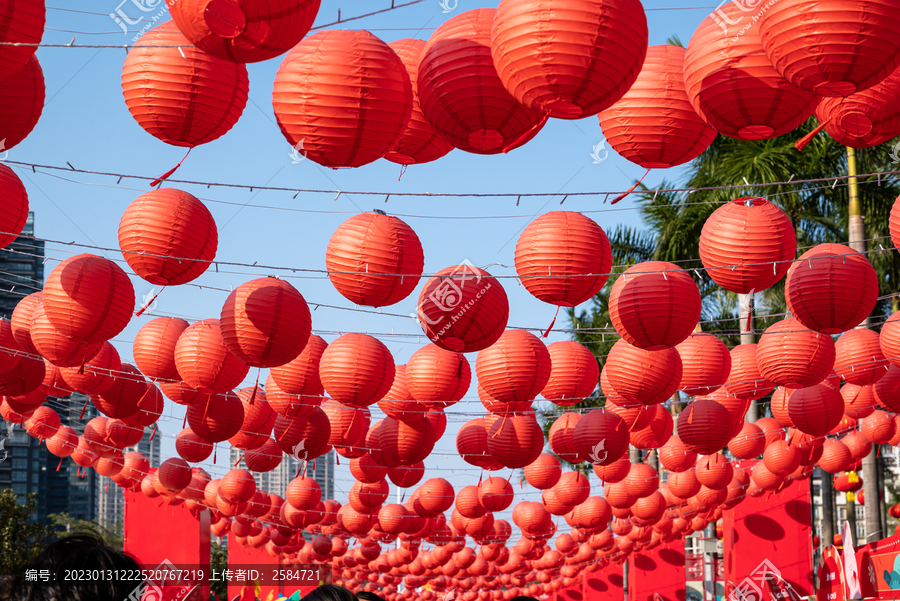 春节庙会悬挂的红灯笼