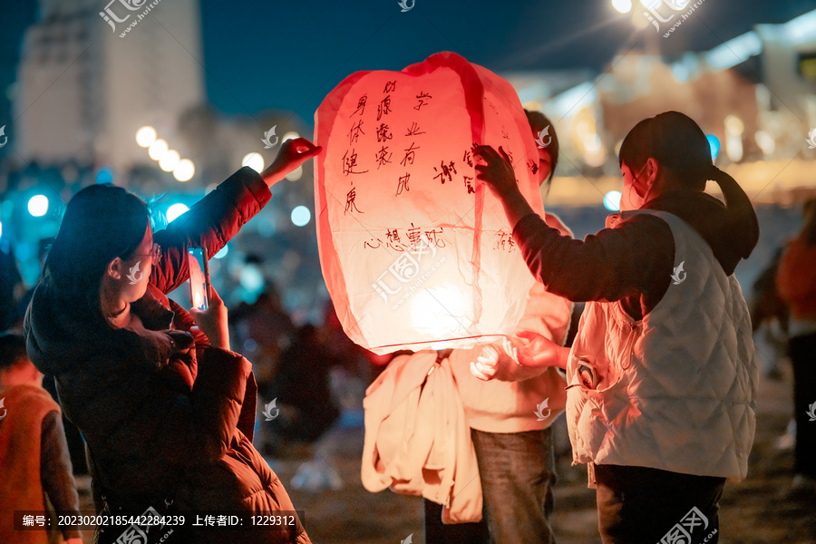 新年放孔明灯文化传统