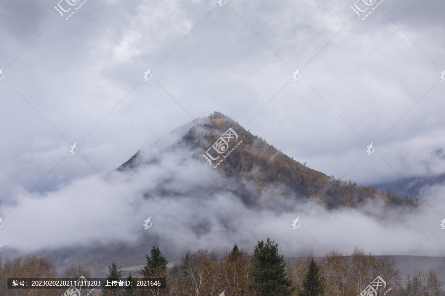 新疆喀納斯禾木村高山云霧繚繞