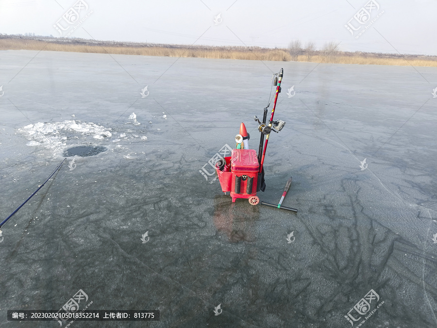 冰封湖面垂钓