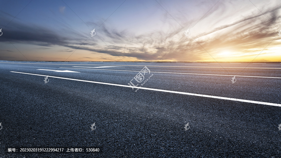 高速公路和天空云彩背景