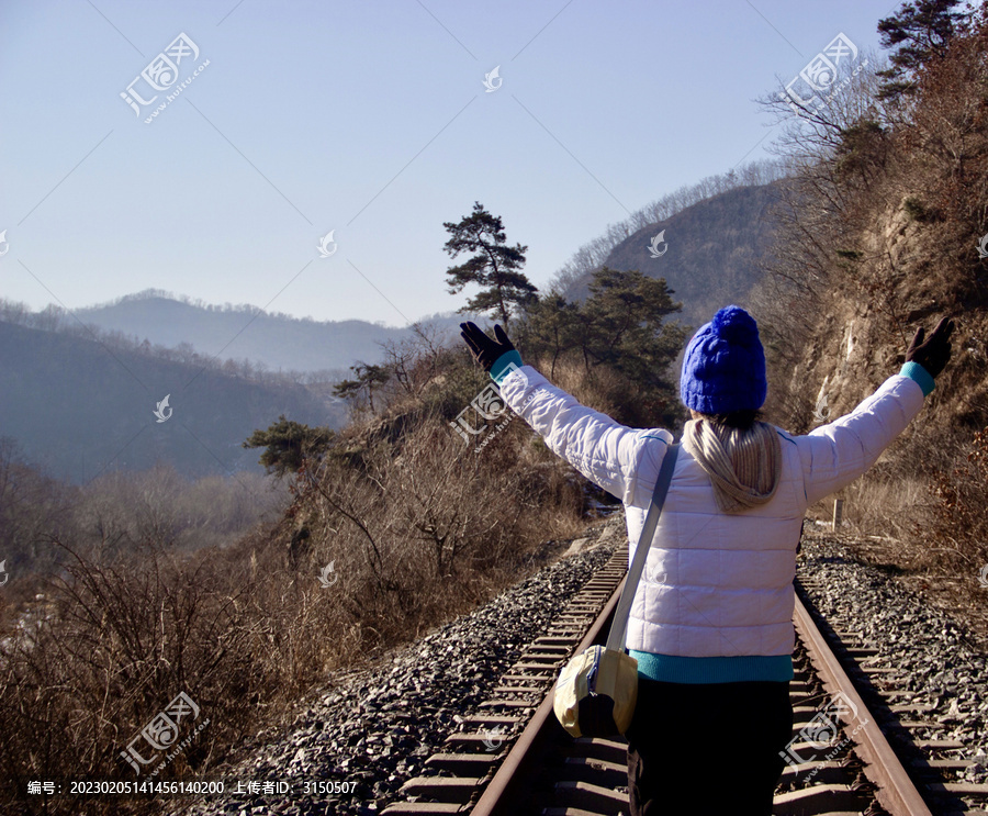 在铁路上摆造型女人的背影
