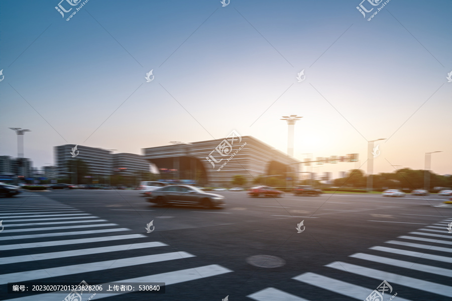 模糊的背景和城市道路街景