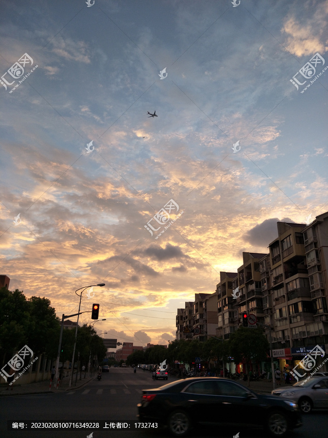 上海天空好看大气金色的云