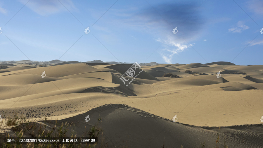 蓝天白云美丽沙漠自然风景